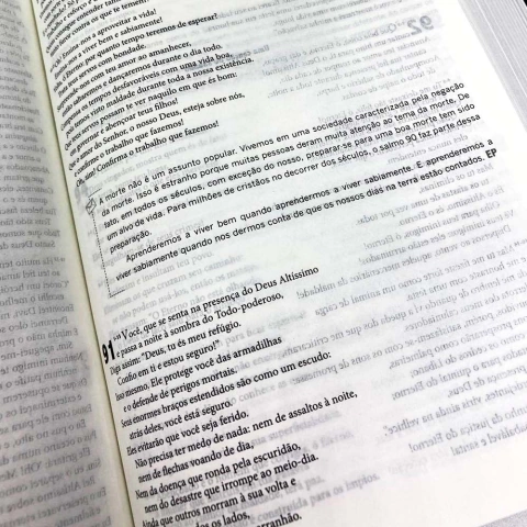 biblia-de-estudo-a-mensagem-luxo-preta-editora-vida-24992-foto-interna-min1-5416f630d6e729a9cc16681085216015-480-0